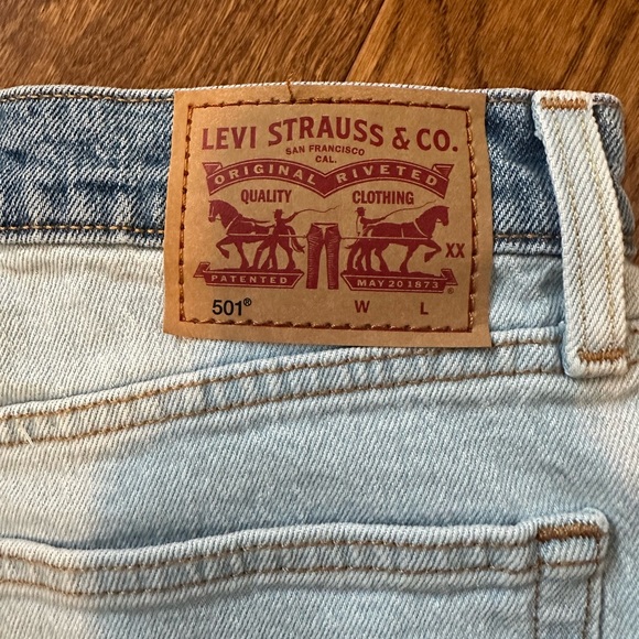 Levi's Women's 501 Original Selvedge Two-Tone High Rise Cropped Jeans - Picture 6 of 6